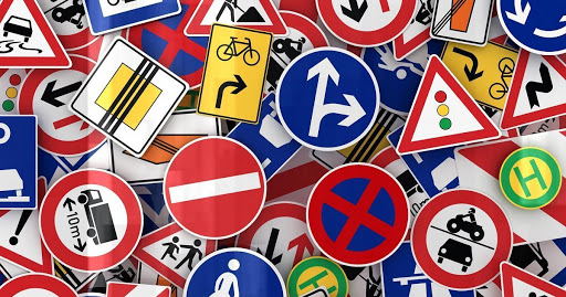 У Ромнах дорожні знаки купили в фірми, яка не виконує договірних зобов’язань
