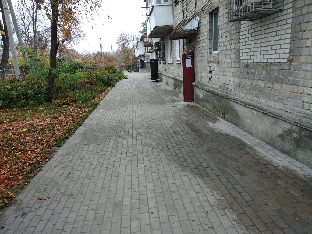 На ремонті тротуарів в Охтирці, фірма прописана в житловому будинку, заробляє мільйони
