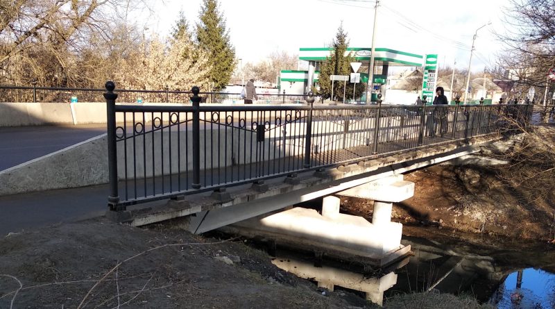 Фірма без техніки виконала ремонт мосту в Охтирці