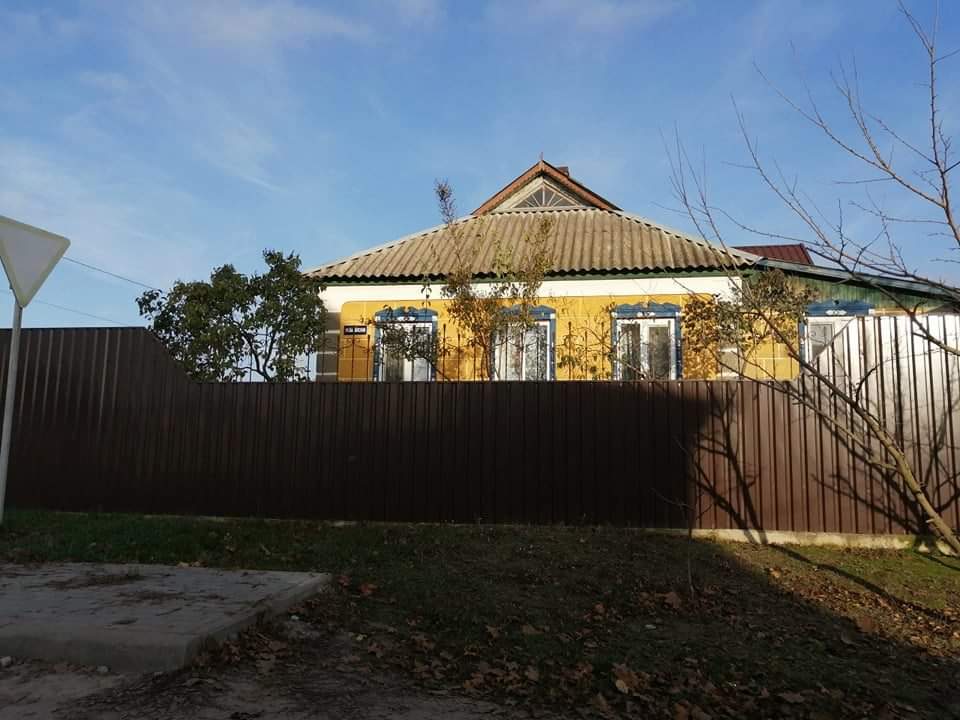 Капітальний ремонт тротуарів за 800 тисяч гривень виконала фірма, зареєстрована в житловому будинку