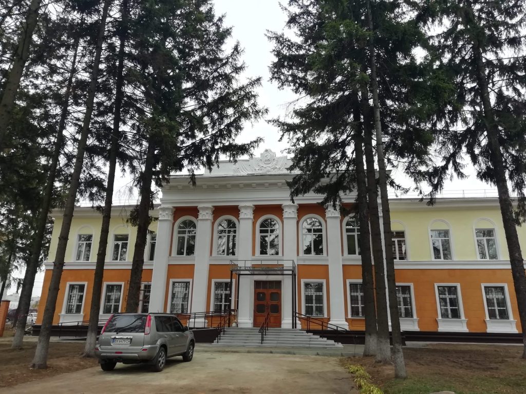 Терміни збігли – ремонт триває: Управління пенсійного фонду ремонтують по закінченню строків