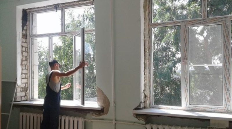 Фірма, підозрювана в розтраті бюджетних коштів, замінить вікна в школі за 1,2 млн. грн.