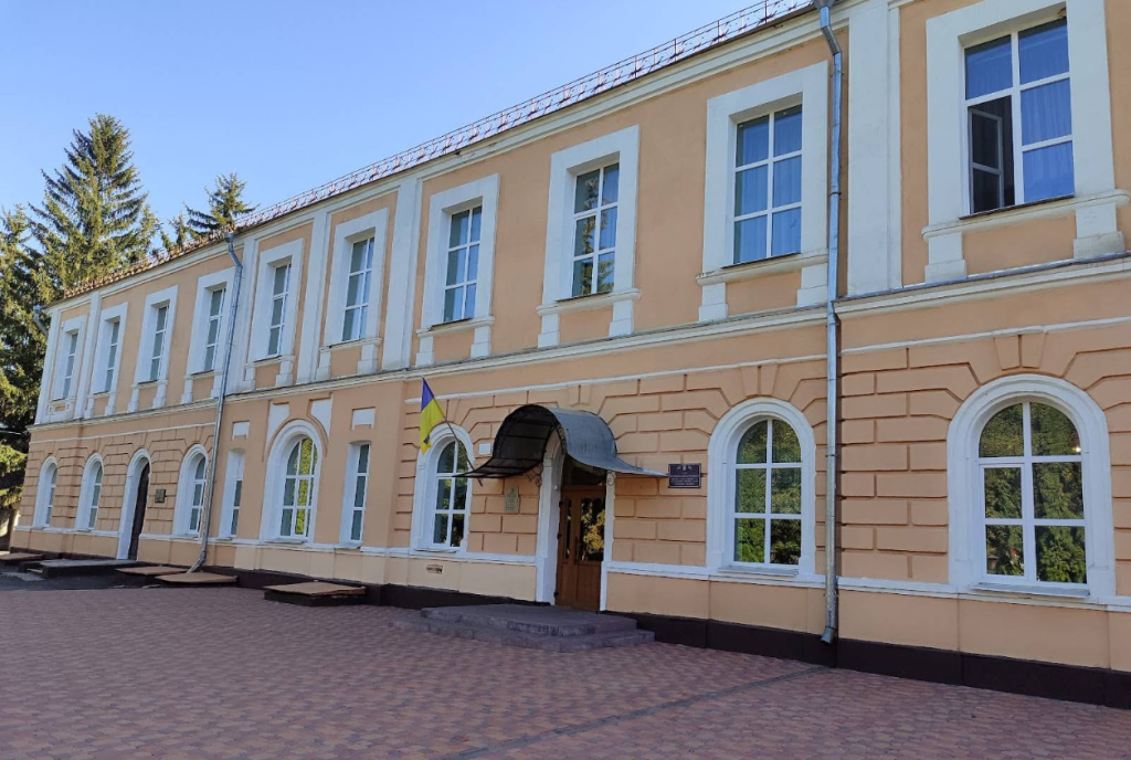 На придбанні модульного укриття для Глухівської школи № 3 можна було б зекономити до 1,4 млн грн 2 На придбанні модульного укриття для Глухівської школи № 3 можна було б зекономити до 1,4 млн грн