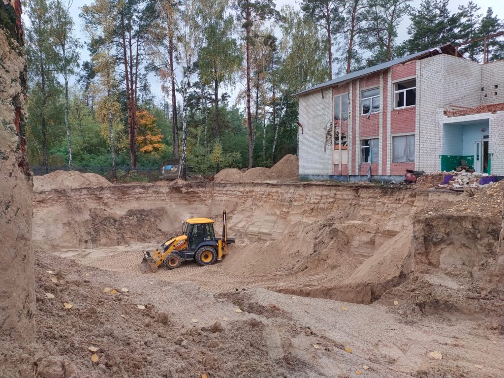 Під час будівництва меморіалу для школи в Ягідному могли завищити вартість матеріалів на 8,7 млн грн