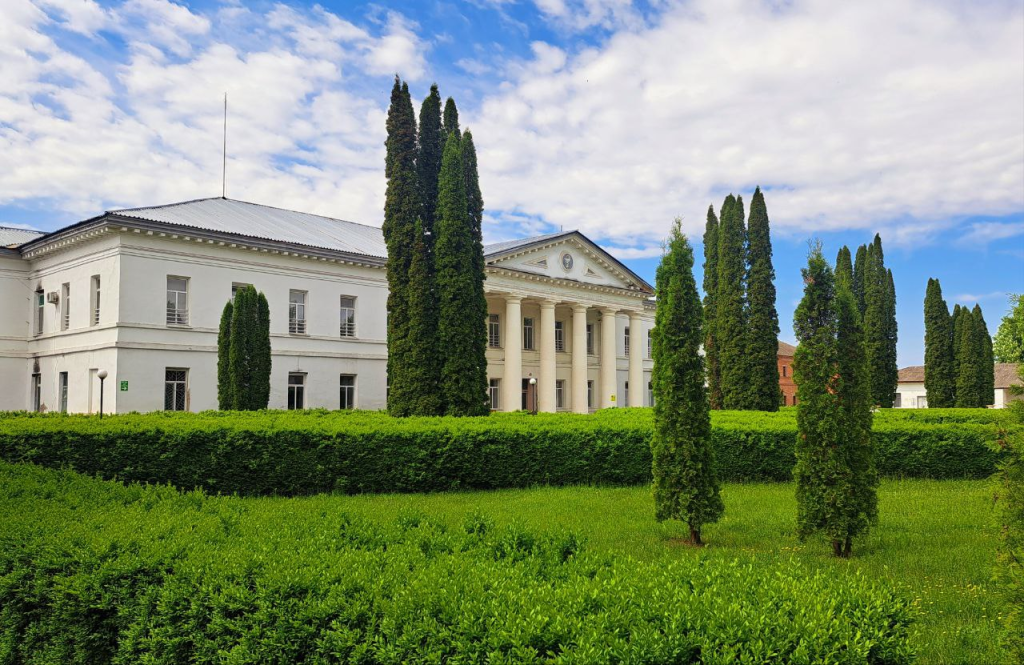 У Ромнах реконструюють приміщення прибудови Обласної клінічної спеціалізованої лікарні із завищеними на 2,5 млн грн цінами на матеріали 2 У Ромнах реконструюють приміщення прибудови Обласної клінічної спеціалізованої лікарні із завищеними на 2,5 млн грн цінами на матеріали