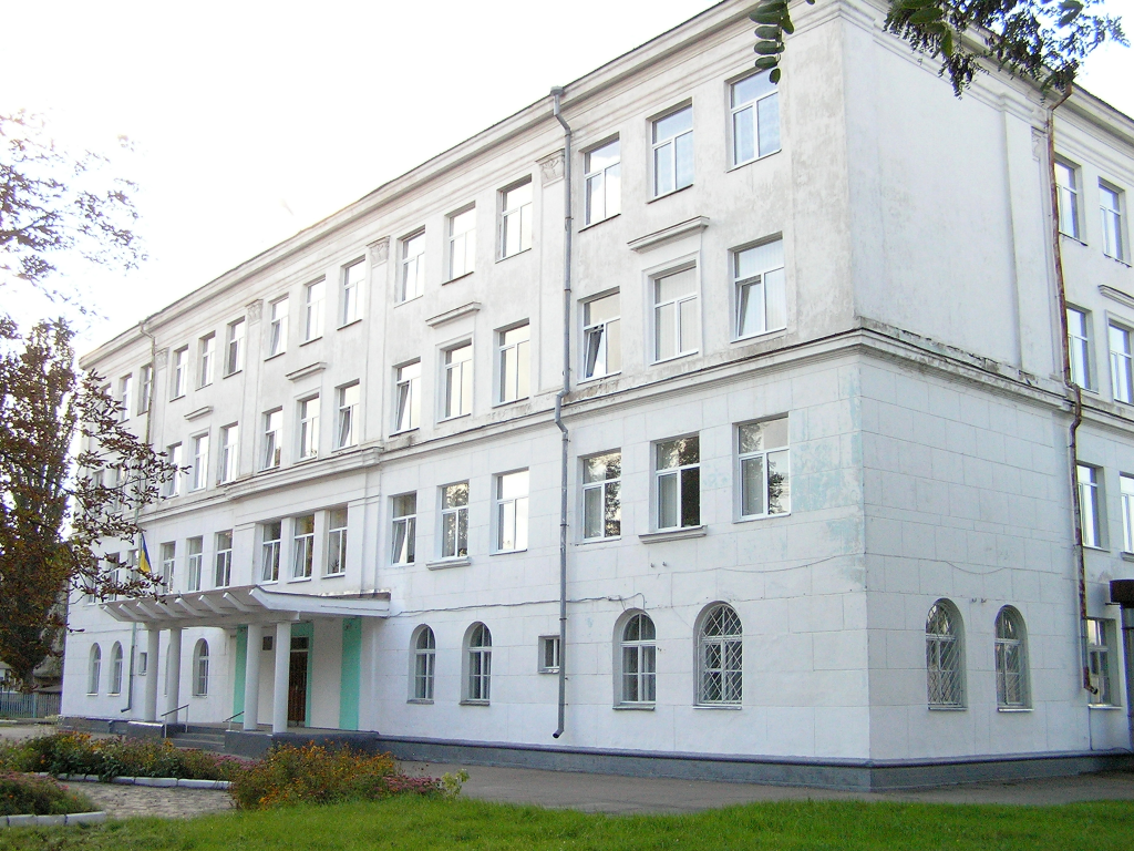 Фігуранти попередніх конфліктів інтересів у будівельних закупівлях реконструюють укриття школи № 7 у Шостці за завищеними цінами