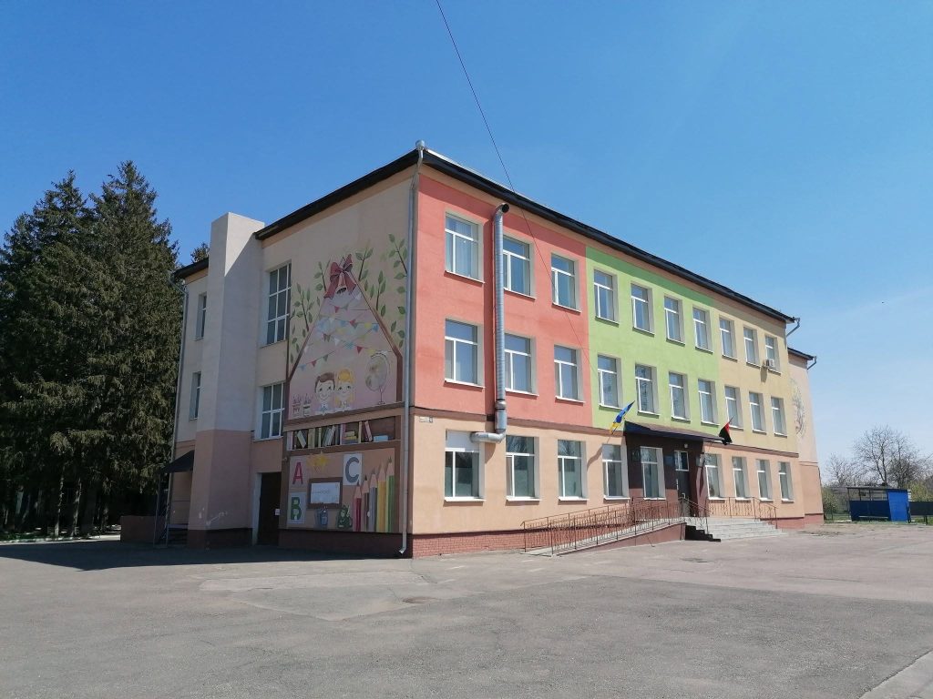 Майже 1,5 млн грн завищення на мінераловатних плитах і полістиролбетоні: що відомо про будівництво укриття для НВК №16 у Сумах